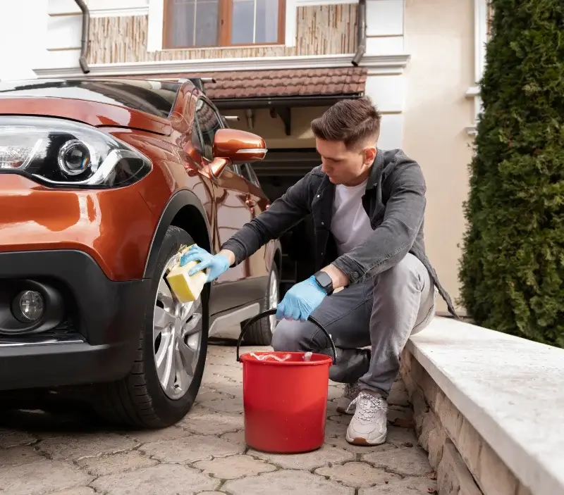 Lavage auto à domicile Toulouzette : professionnel intervenant sur un véhicule